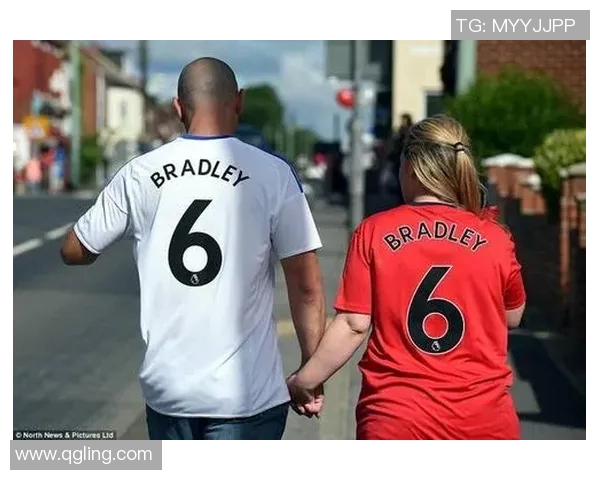 足球明星微笑签名瞬间展现亲和力与球迷互动的温馨时刻 足球明星微笑签名瞬间展现亲和力与球迷互动的温馨时刻